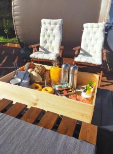 una bandeja de comida en la parte superior de una cama en Hotel burbuja Finca Esferas, en Santa Cruz de Tenerife