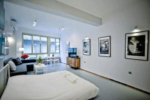 A bed or beds in a room at The old Tailor Factory White Room