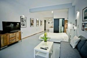 A television and/or entertainment centre at The old Tailor Factory White Room Még 4 kép