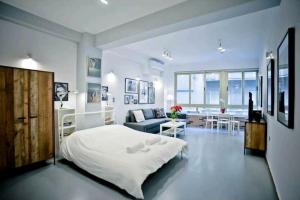 A bed or beds in a room at The old Tailor Factory White Room