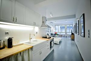 A kitchen or kitchenette at The old Tailor Factory White Room