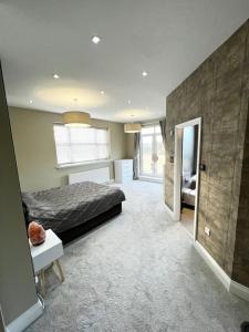 Кровать или кровати в номере Manchester Luxury Country House Close To The City With Hot Tub & BBQ Fire Pit.