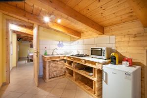 a kitchen with a stove and a refrigerator at Trabocco del Borgo in Treglio