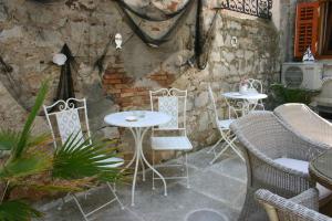 Reštaurácia alebo iné gastronomické zariadenie v ubytovaní Studio Apartment La Maison de Catherine