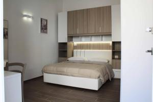 A bed or beds in a room at San Andreas Suites