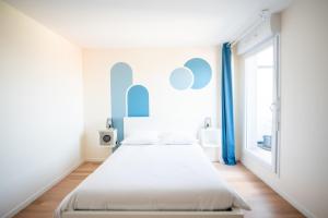 Tempat tidur dalam kamar di Bel appartement de 3 chambres à 20 min de Paris
