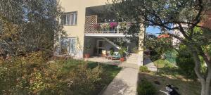 een huis met een balkon en een hond in de tuin bij Casa Da Frida in San Giovanni in Persiceto