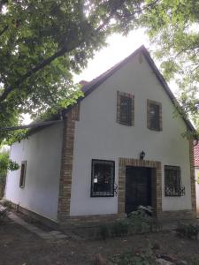 Casa blanca con ventanas y puerta en Szendergő - Apartman Hajós pincefalu, en Hajós