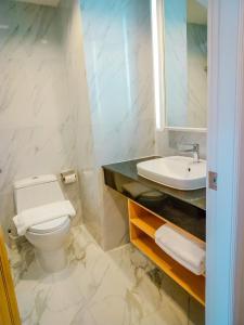 y baño con aseo y lavamanos. en HATCHAO HERITAGE BEACH FRONT RESORT, en Ban Hat Cha Samran