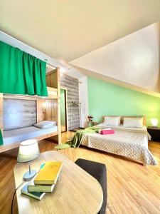 Sunday mini Hostel في إلفيف: غرفة نوم بسريرين وطاولة مع كتب