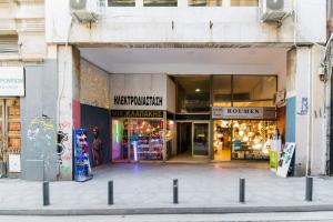 Foto de la galería de Explore a New Arts District from a Hip Studio Flat en Atenas