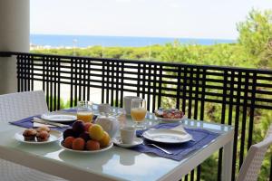 una mesa con platos de comida en el balcón en B&B Madreperla, en Gallipoli