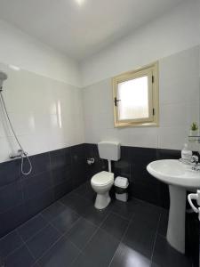 uma casa de banho com um WC e um lavatório em Rent rooms Loren em Vlorë