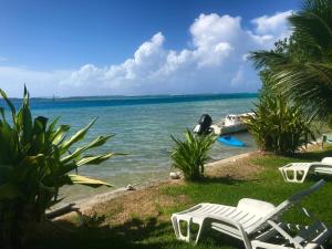 Vista sull'oceano con una barca in acqua di Poerani Moorea a Moorea