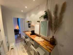 a room with a table with a television on it at Magnifique appartement T2 aux portes de Paris in Cachan