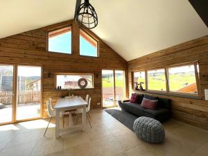 ein Wohnzimmer mit Sofa und Tisch in der Unterkunft Chalet Buron in Kaufbeuren