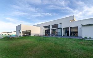 un gran edificio blanco con un gran patio en Naturaleza y tranquilidad en Salta