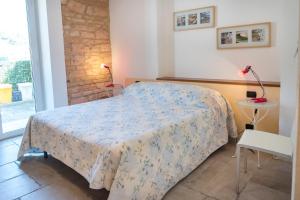 a small bedroom with a bed and a table at A08 - Poggio, delizioso bilocale al piano terra in Poggio