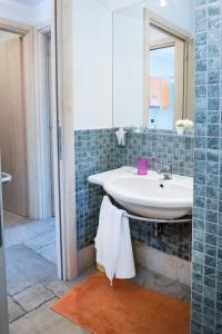 a bathroom with a sink and a mirror at A08 - Poggio, delizioso bilocale al piano terra in Poggio