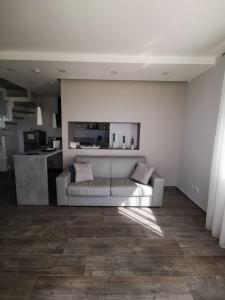 salon z białą kanapą i kuchnią w obiekcie casa Cuffa w mieście San Vito lo Capo