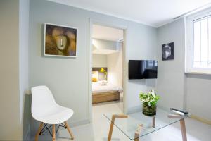 Televízia a/alebo spoločenská miestnosť v ubytovaní Acropolis Apartments