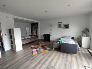 sypialnia z łóżkiem i dywanem na drewnianej podłodze w obiekcie FeWo TIMON großzügig modern mit Terrasse ca 50 qm w mieście Hamm