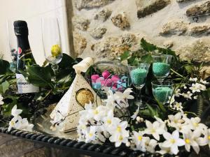 una mesa con flores y copas y una botella de vino en PAZO DE CÍCERE en Cícere