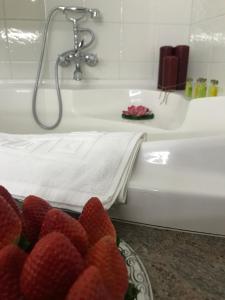 eine Badewanne mit einem Teller Erdbeeren davor in der Unterkunft PAZO DE CÍCERE in Cícere