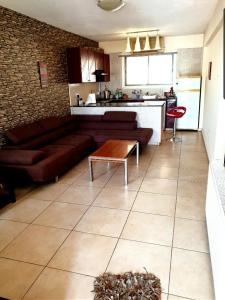 una sala de estar con un sofá y una mesa en Palm Beach Apartment, en Oroklini