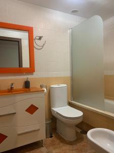Koupelna v ubytování Apartamento con jardín privado y acceso a piscina