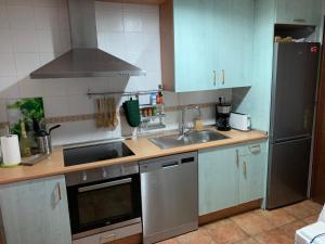 Kuchyň nebo kuchyňský kout v ubytování Apartamento con jardín privado y acceso a piscina