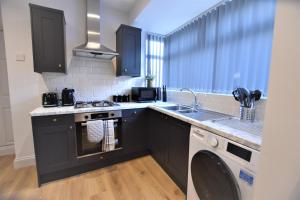 Una cocina o cocineta en Dwell Living - Central 4 bedroom Contractor Family Friendly