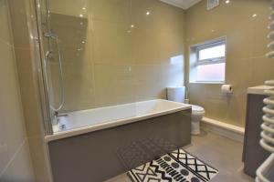 Een badkamer bij Dwell Living - Central 4 bedroom Contractor Family Friendly