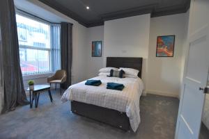Un pat sau paturi într-o cameră la Dwell Living - Central 4 bedroom Contractor Family Friendly
