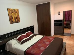 Llit o llits en una habitació de Apartamento con jardín privado y acceso a piscina