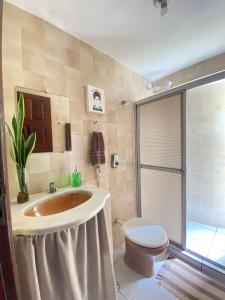 een badkamer met een wastafel en een toilet bij Refúgio Urbano in Campina Grande