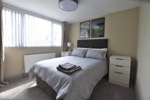Un pat sau paturi într-o cameră la Dwell Living - Central Comfortable Cosy 3 bedroom home