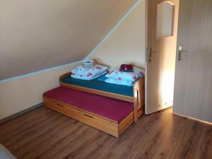 małą sypialnię z 2 łóżkami pojedynczymi w pokoju w obiekcie Zacisze przy lesie w Rynie