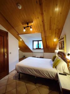 Postel nebo postele na pokoji v ubytování Hotel Rural LAbadia de Sieste + 37 fotografií