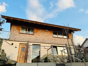 ein großes Backsteinhaus mit einem großen Fenster in der Unterkunft Chalet Buron in Kaufbeuren