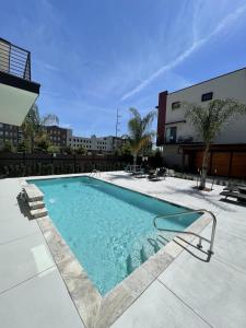 una piscina en la parte superior de un edificio en New Construction Townhouse Near City Hot Spots, en Nueva Orleans