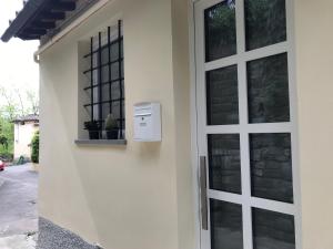 budynek z drzwiami z oknem i skrzynką w obiekcie Elegante e spazioso bilocale in zona Certosa (FI) we Florencji +4 zdjęcia