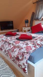 チェスキー・クルムロフにあるAtelier Spojovaciのベッド(赤と白の毛布付)
