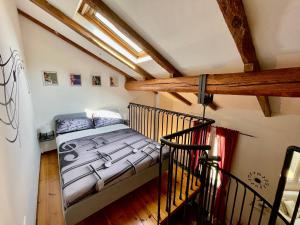 Un pat sau paturi într-o cameră la LA CHIAVE DI VIOLINO Appartamentino musicale