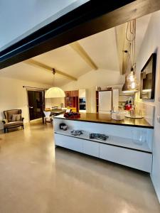 Кухня или мини-кухня в Suite Les Couchants

