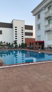 Bazén v ubytování HOTEL ARANDI AG nebo v jeho okolí