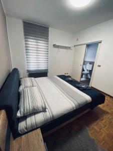 1 dormitorio con 1 cama grande en una habitación en Affittacamere da Zippo, en Venzone