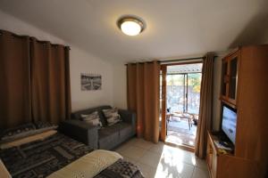 un soggiorno con un divano e una televisione di 17 HAWKES HEAD SELF CATERING a East London
