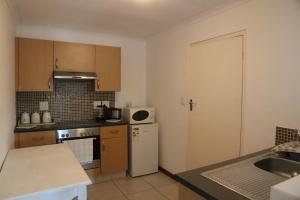 una cucina con un frigorifero bianco e un lavello di 17 HAWKES HEAD SELF CATERING a East London