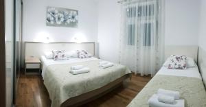 sypialnia z dwoma łóżkami i oknem w obiekcie ANTE Accommodation w mieście Seline +37 zdjęć